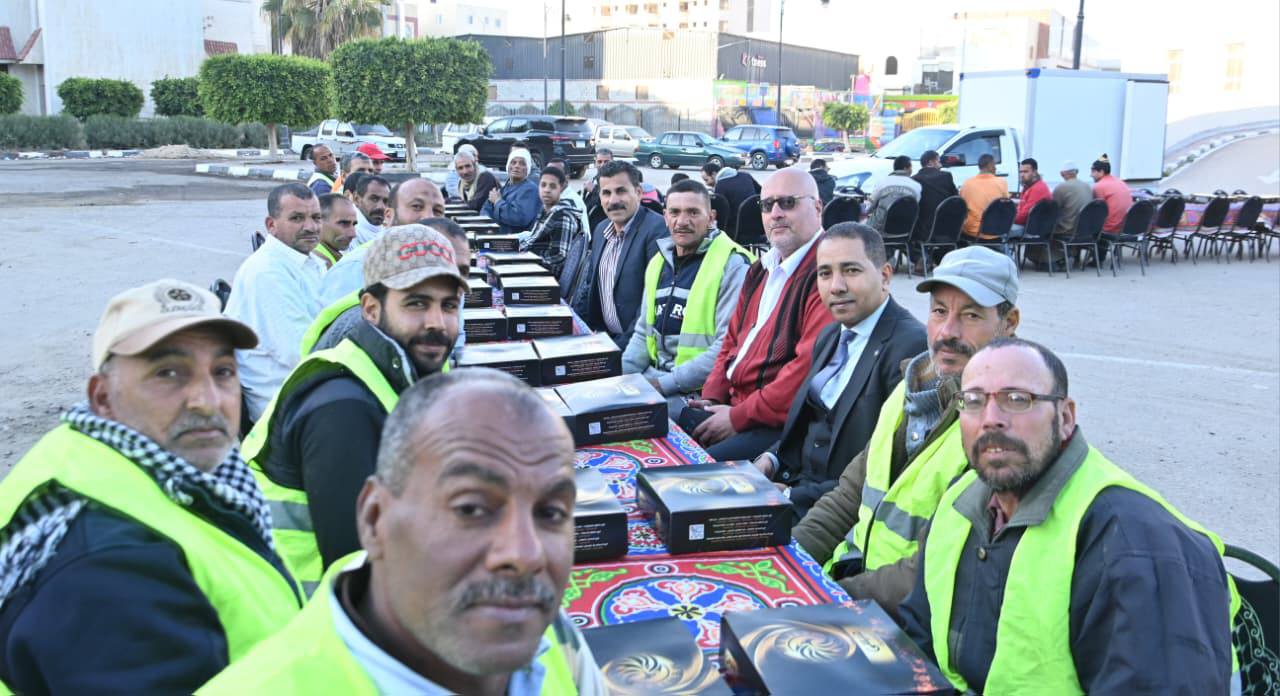 محافظ البحيرة تشارك ١٠٠٠ عامل نظافة حفل الإفطار الجماعي
