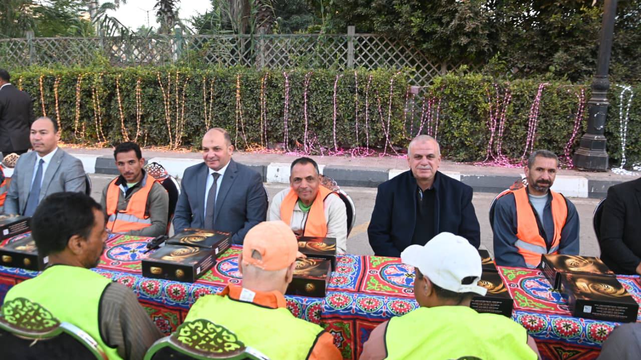 محافظ البحيرة تشارك ١٠٠٠ عامل نظافة حفل الإفطار الجماعي