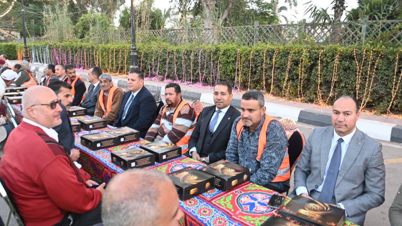 محافظ البحيرة تشارك ١٠٠٠ عامل نظافة حفل الإفطار الجماعي